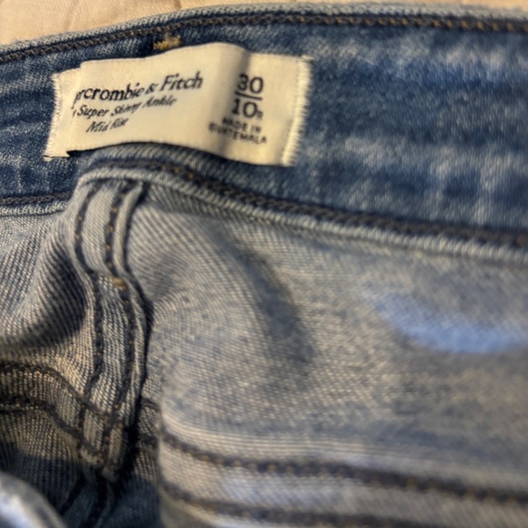 Abercrombie & Fitch Blue Cropped Ankle Jeans with Frayed Hem - Picture 4 of 5